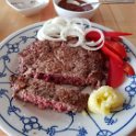 Steak hache mit Paprika und Zwiebel