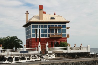 Das "Blaue Haus" am Strand bei Arrieta