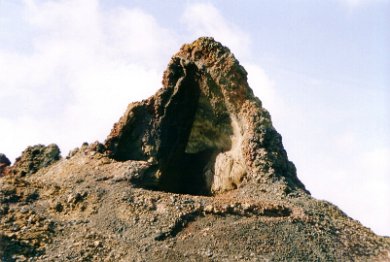 eine kleine partiell geöffnete Spitze eines kleinen Vulkanes